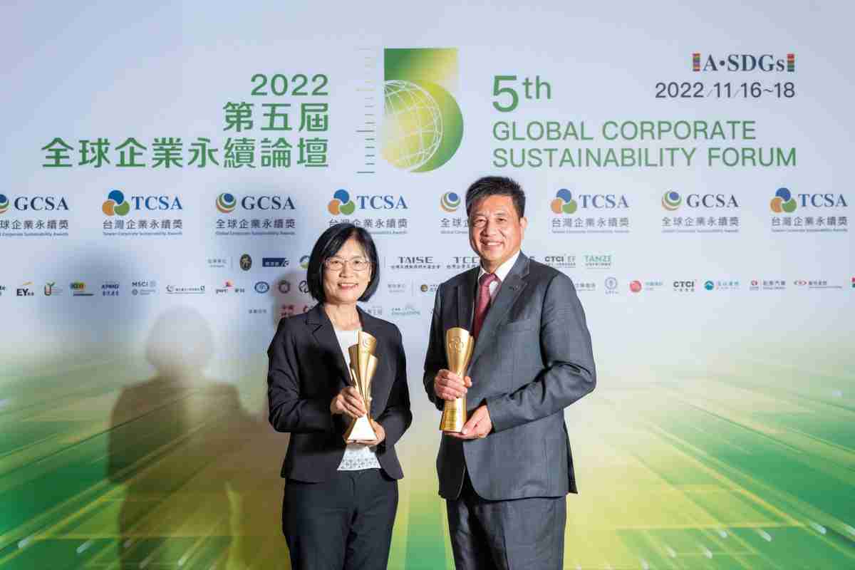 PG国际作为净零碳排先锋，，，期引领价值链伙伴同行共好，，，，卫冕制造业组“十大典范企业” 二连冠殊荣(左：PG国际光电永续长古秀华，，，右：PG国际光电董事长暨执行长彭双浪)