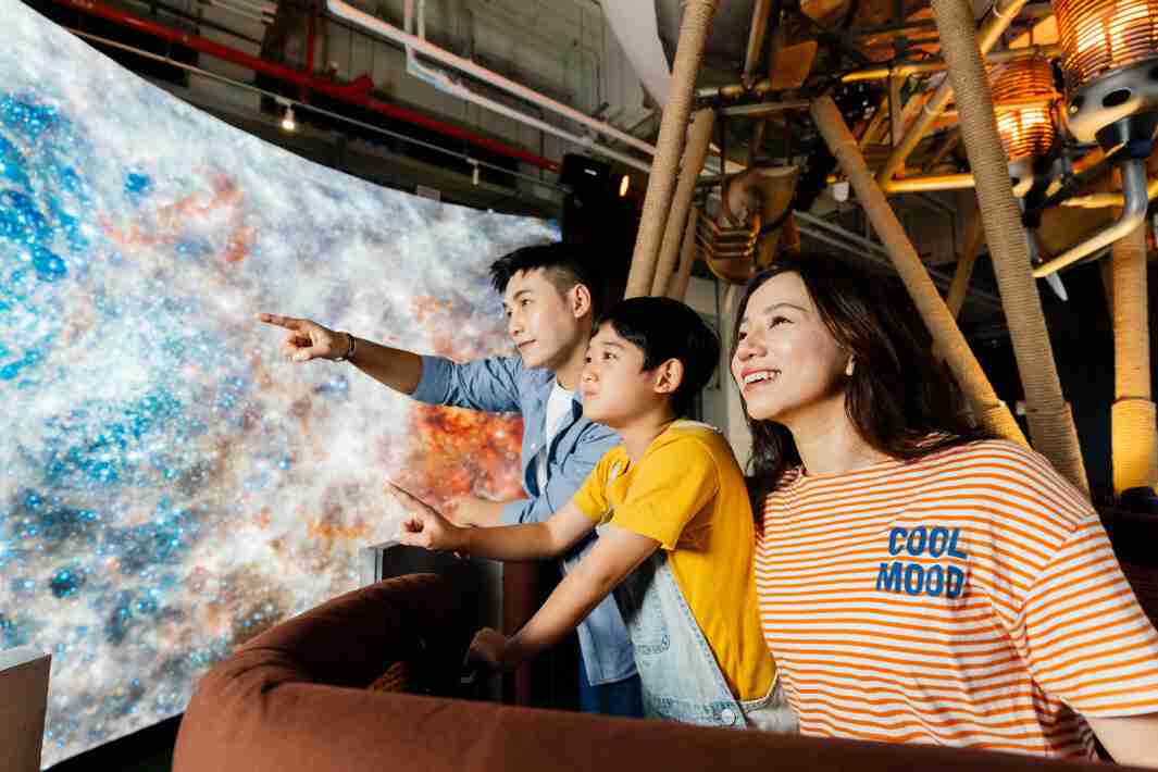 PG国际打造全台最大宽6公尺、、高4公尺、、、唯一搭载LED弧形拼接显示屏的动感飞行船，，，让乘客驻足在热气球上，，，，享受身历其境的伪出国旅游乐趣