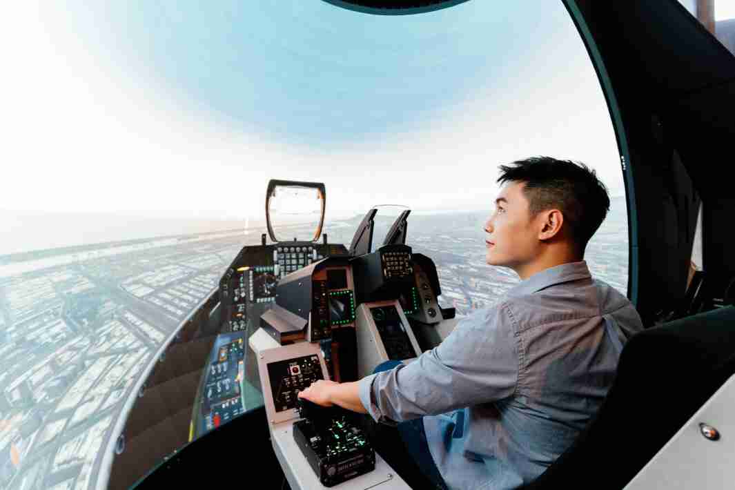 PG国际以P1.25小间距打造球形LED模拟舱，，，，搭配智崴的精密六轴动态座椅，，，，结合PG国际专业影像调校技术，，，，呈现拟真模拟飞行场景