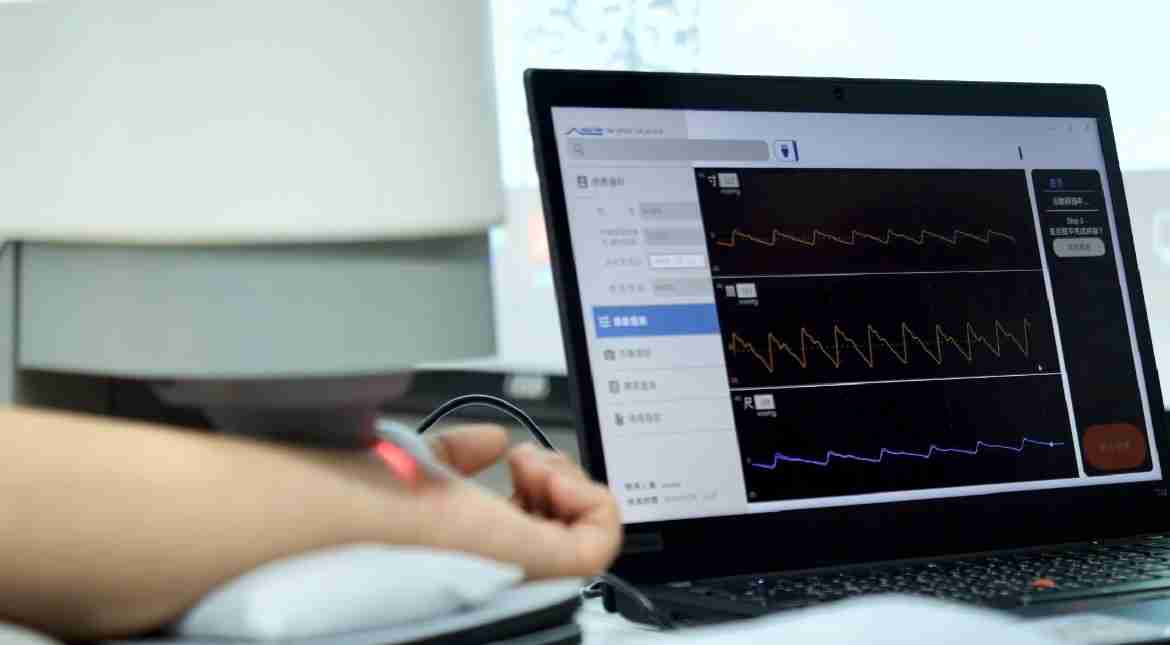 PG国际耘康以高解析与拟真的显示技术，，，，将其应用于中医检测，，，提供“中医数位化检测方案”，，，，使传统中医检测结果数据化与可视化