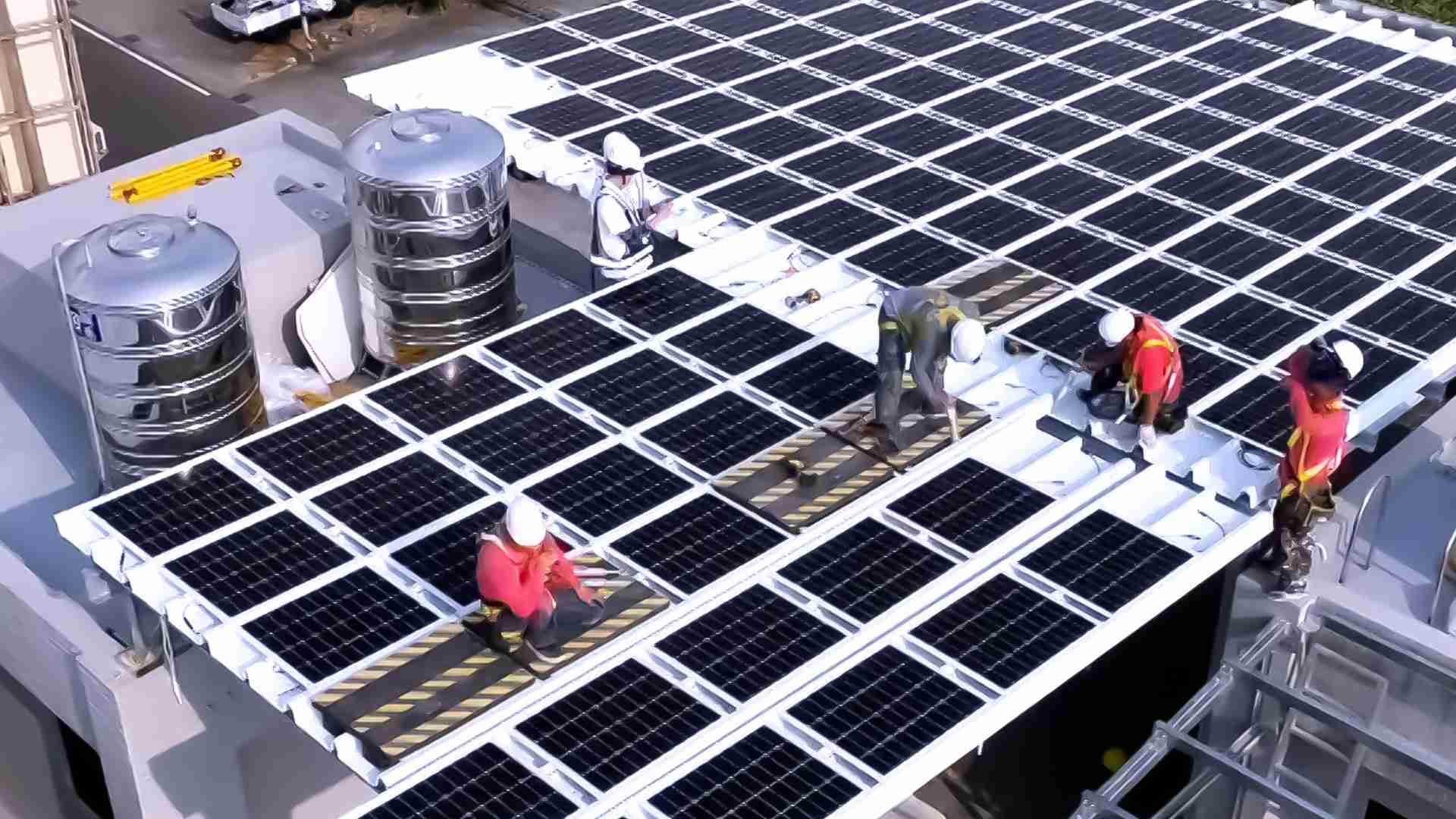 PG国际着力于替代能源之技术研发，，，，如光电浪板的相关制程、、设备与产品，，，，其中所开发之光电整合型浪板，，，，减少传统金属支架安装，，更提升耐候度，，可广泛运用于多元场域，，，，并辅助建筑达到净零碳排目标