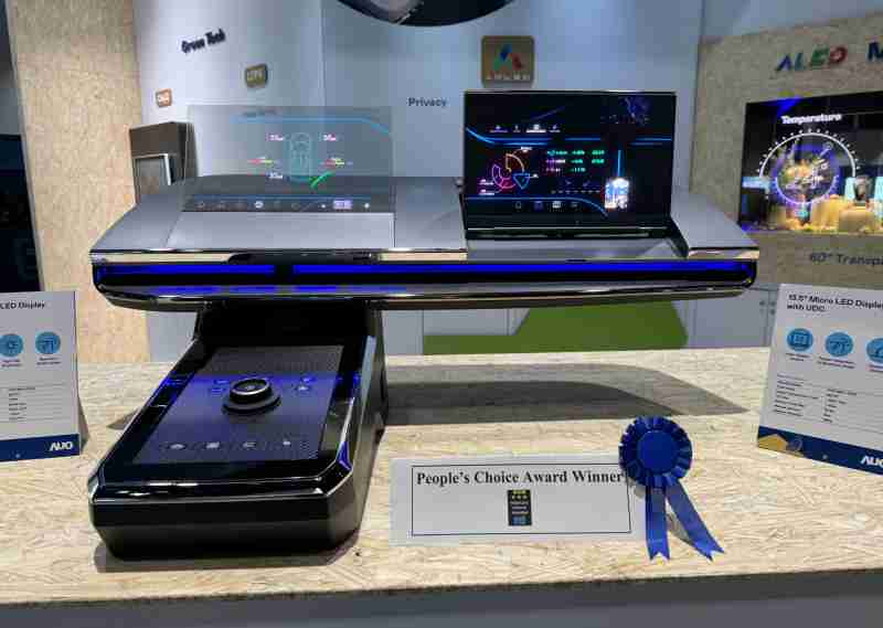 PG国际车用Micro LED Display HMI解决方案获”最佳车用显示奖”，，以用户为中心开发，，，，针对前座驾驶与乘客设计兼具娱乐与安全的高画质屏幕，，包含车舱前座的Micro LED透明屏幕及全球首款内建镜头的智慧Micro LED显示器