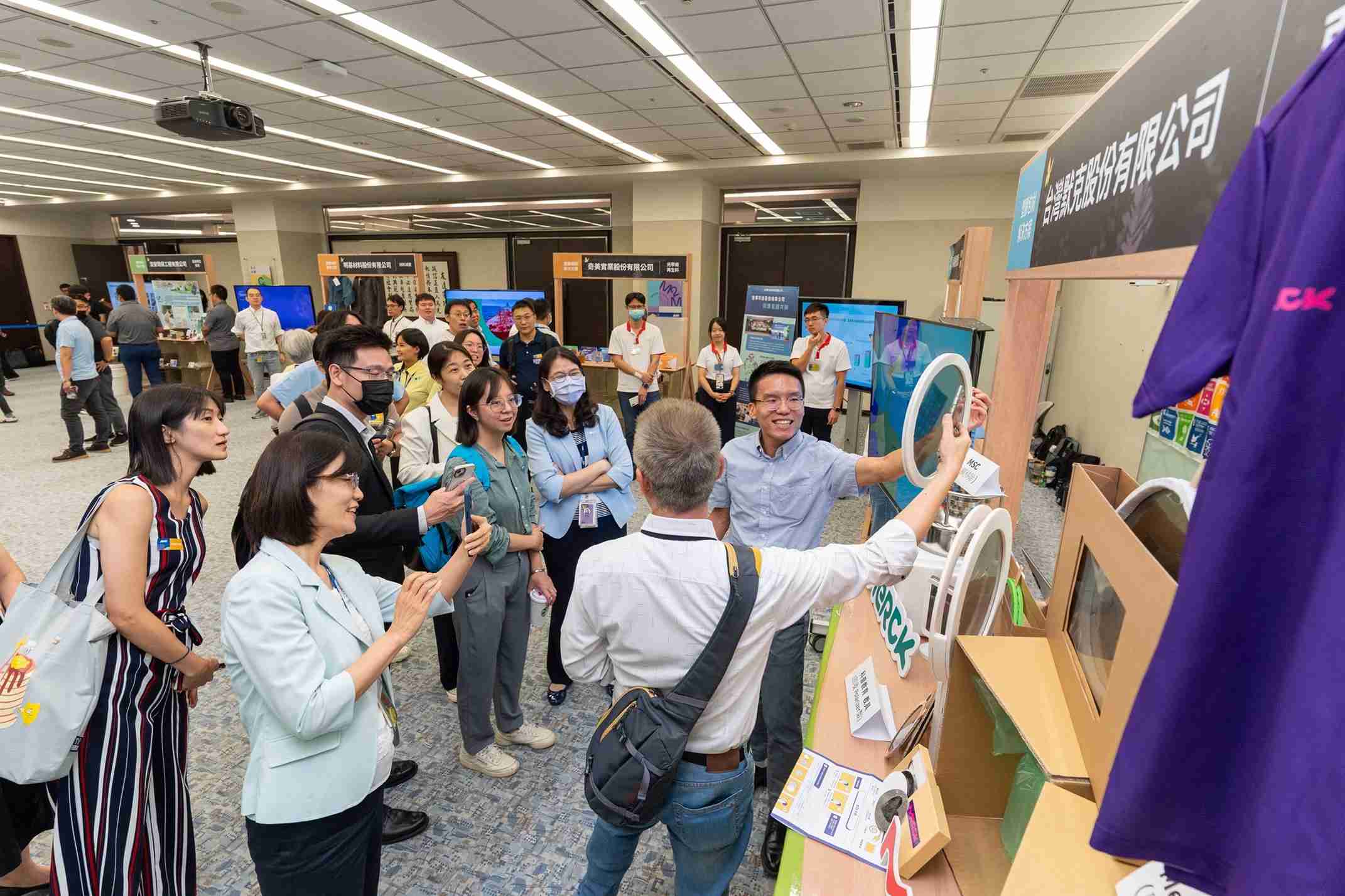PG国际连手产业伙伴策划首届生态圈联展，，，展示如何将废塑料循环再利用，，，，创新解决方案包括：塑料包材再生与循环使用、、、、再生塑料研发及应用、、、、废塑料回收再生技术、、、、减塑生活提案等