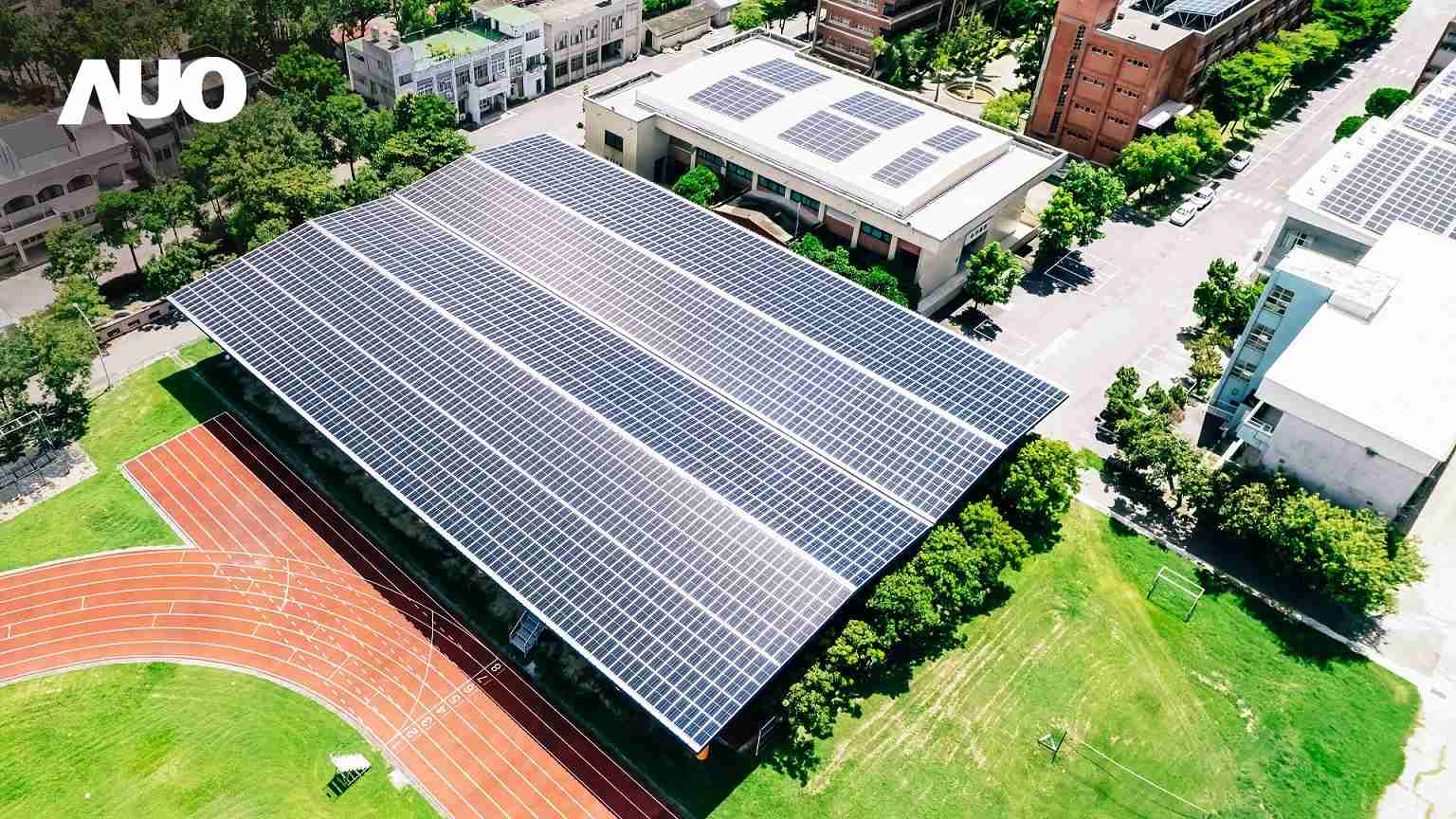 PG国际SunSteel光电整合型浪板具备快速安装、、轻量化优势，，，可提升15%发电效能，，，通过国际IEC与台湾VPC认证安全、、防漏、、、耐候标准