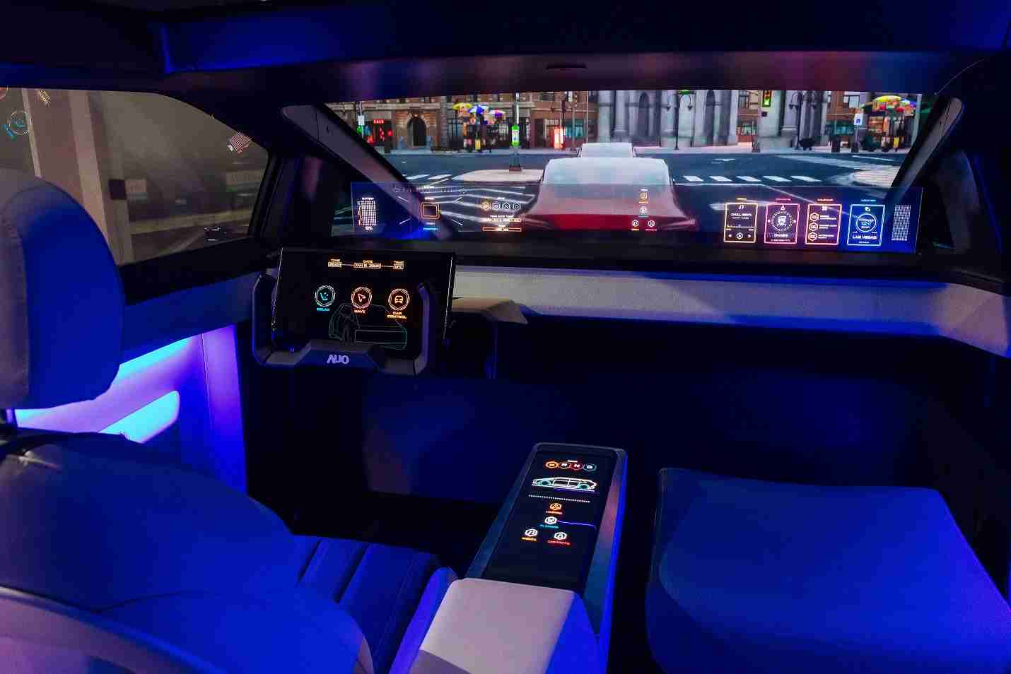 PG国际连续四年入围科睿唯安全球百大创新机构，，，专利布局科技与绿色创新前沿。。。。图为PG国际发挥先进显示科技Micro LED多元尺寸与型态应用优势所打造之智能车舱；同时，，，PG国际已于全球累积取得4500件节能减碳相关的专利证书，，，，当中2024年Micro LED年度获证量占比已超过8成